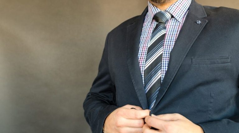 Moderné obleky pre mužov. Čierna už je dávno out