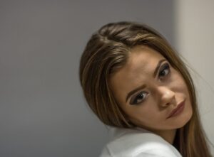 Ako efektívne a bez profesionála skryť šediny?