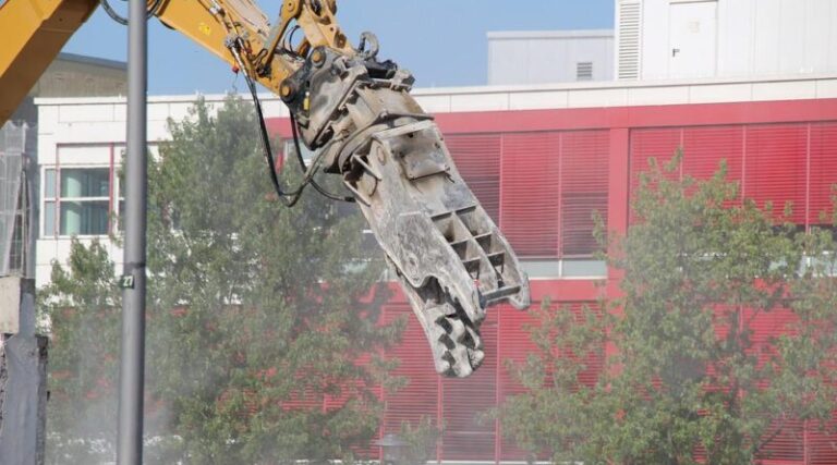Demolácii uľahčí ťažká technika. Aká bude potreba?