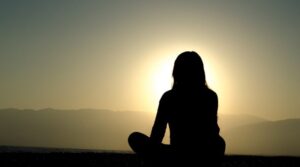 Meditačná pyramída ako miesto na relaxáciu a odpočinok