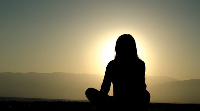 Meditačná pyramída ako miesto na relaxáciu a odpočinok