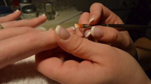 Francúzska manikúra inak: osviežte klasiku vzormi a výraznými farbami