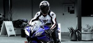 Aké sú rozdiely medzi textilným a koženým moto oblečením?