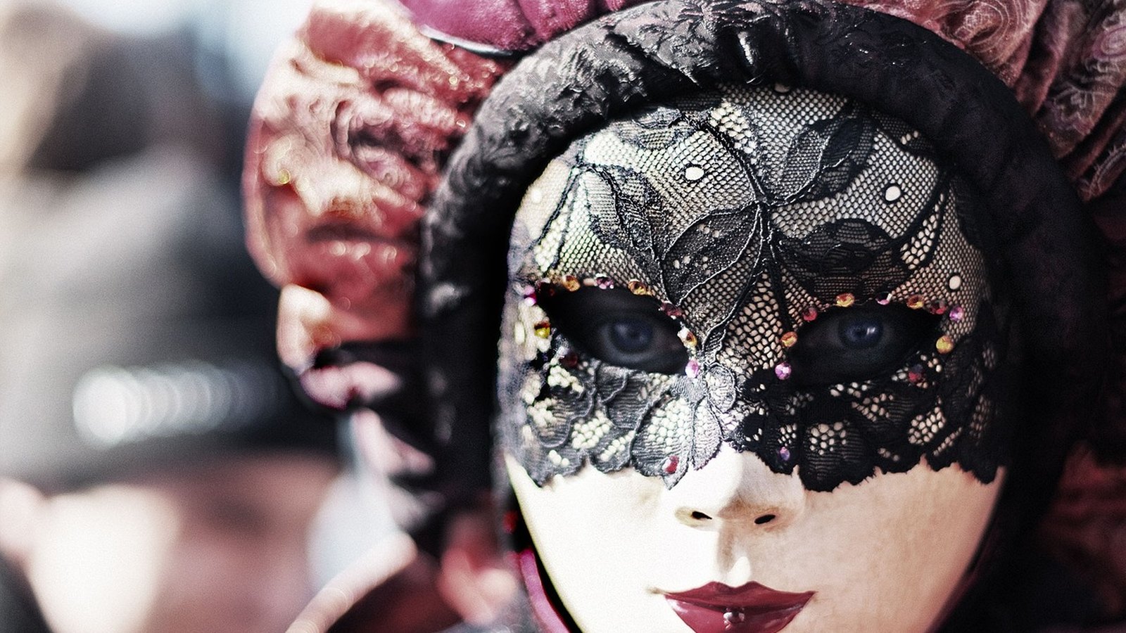 Žena v benátskej maske s čipkou a karnevalovom kostýme