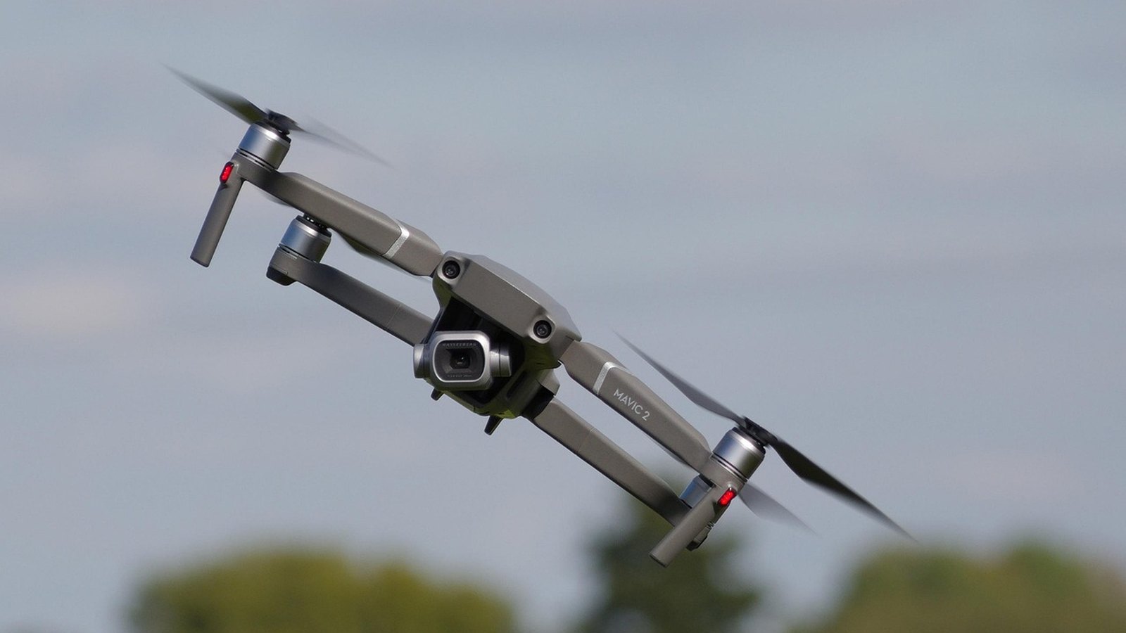 Dron s kamerou vo vzduchu