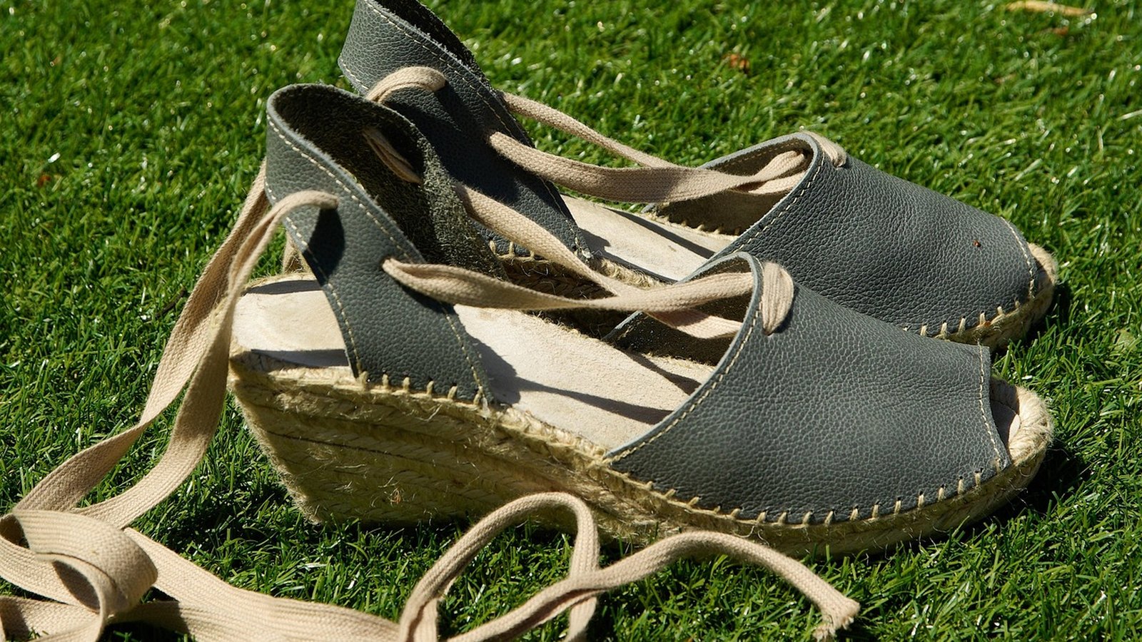 Espadrilky s jutovou podrážkou a šnurovaním na tráve
