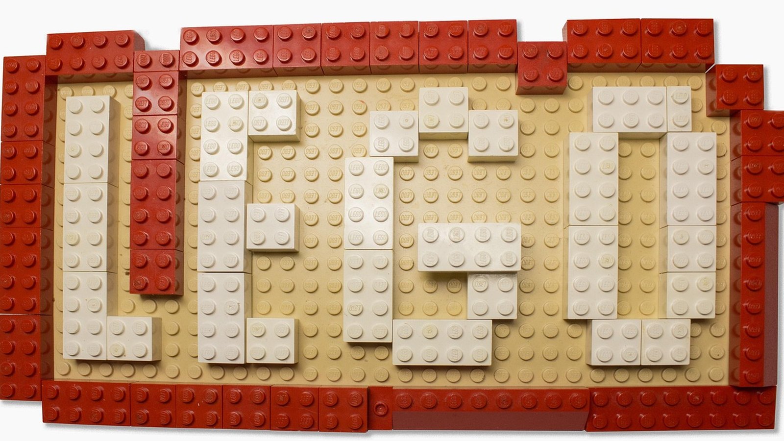 Nápis LEGO poskladaný z bielych a červených kociek