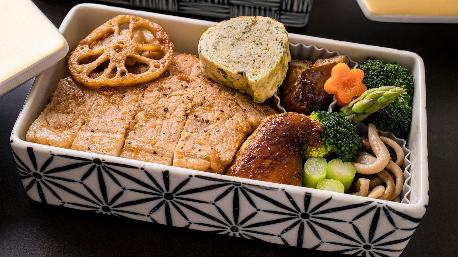 Keramický box na obed s mäsom a zeleninou