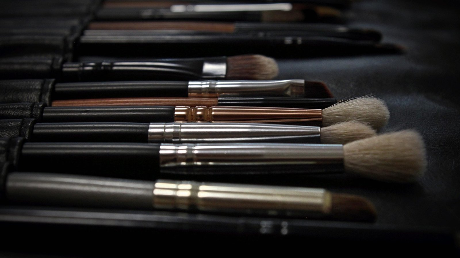 Rad štetcov na make-up s rôznymi hrotmi