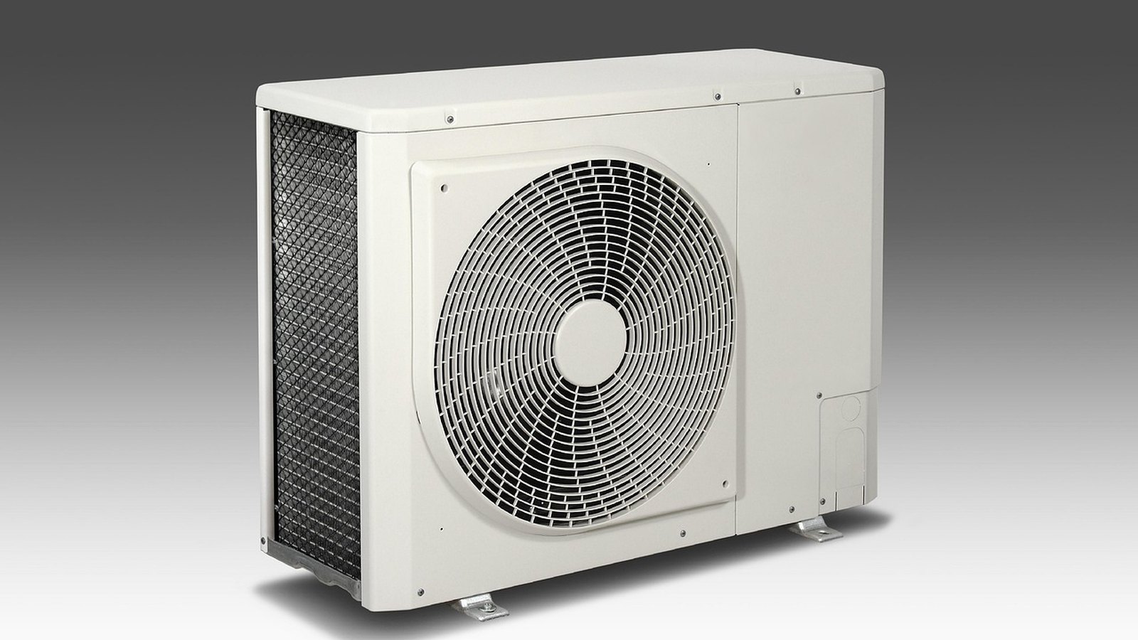 Biela vonkajšia jednotka s ventilátorom na sivom pozadí