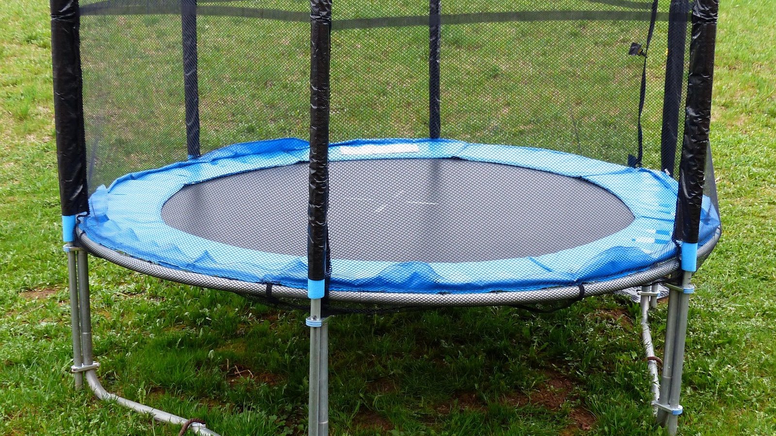 Záhradná trampolína s modrým krytom pružín a ochrannou sieťou