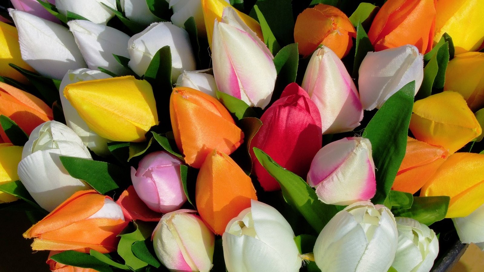 Kytica farebných umelých tulipánov z látky