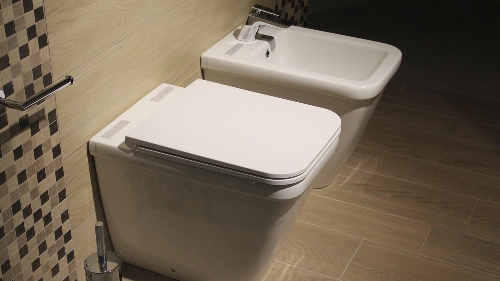 Závesné WC v kúpeľni s obkladom