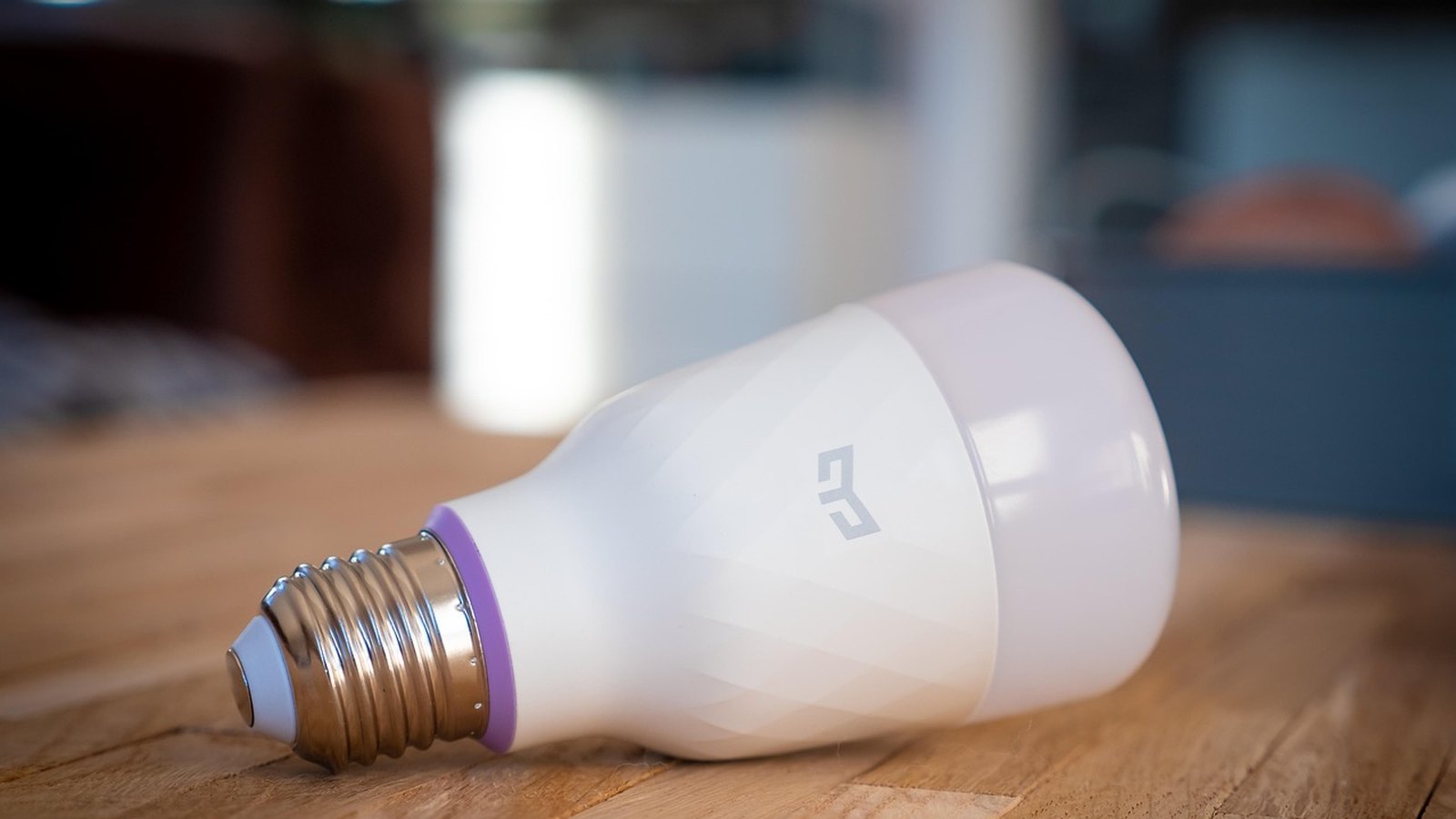 Inteligentná LED žiarovka položená na drevenom stole