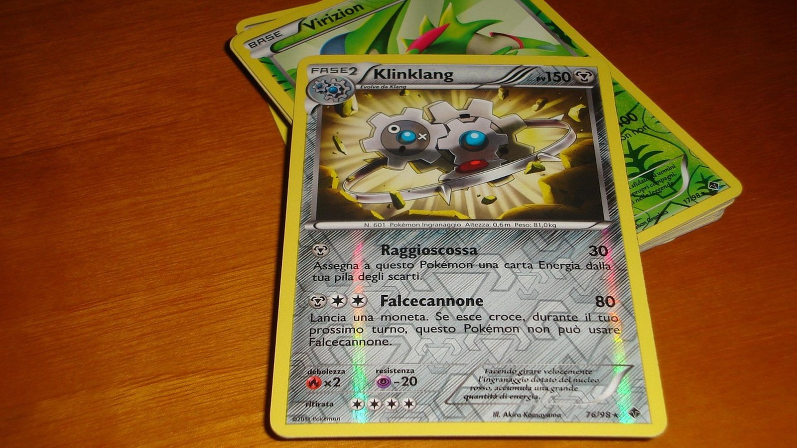 Zberateľské karty Pokémon na drevenom stole