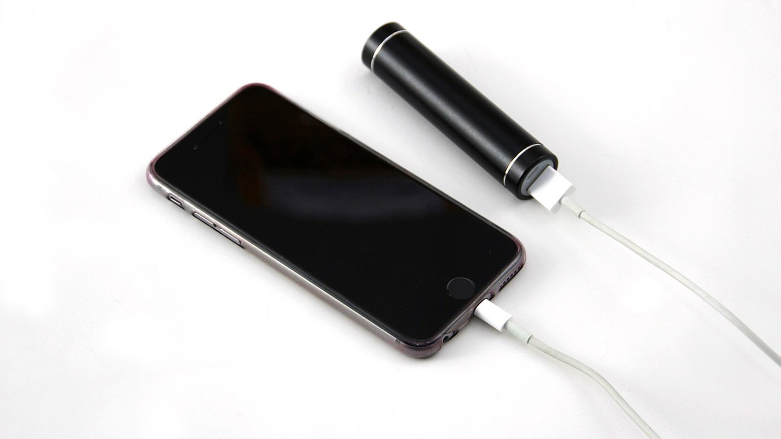 Mobilný telefón nabíjaný z valcovej powerbanky