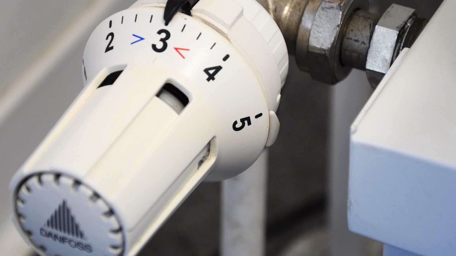 Termostatická hlavica Danfoss na radiátore s číslami 2 až 5