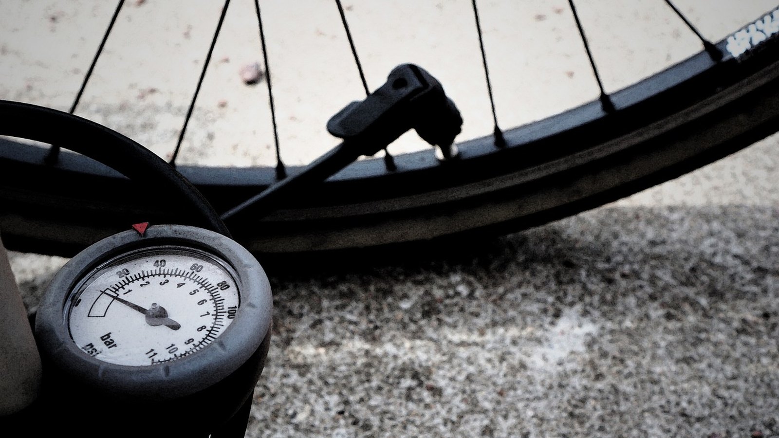Pumpa s manometrom pri kolese bicykla