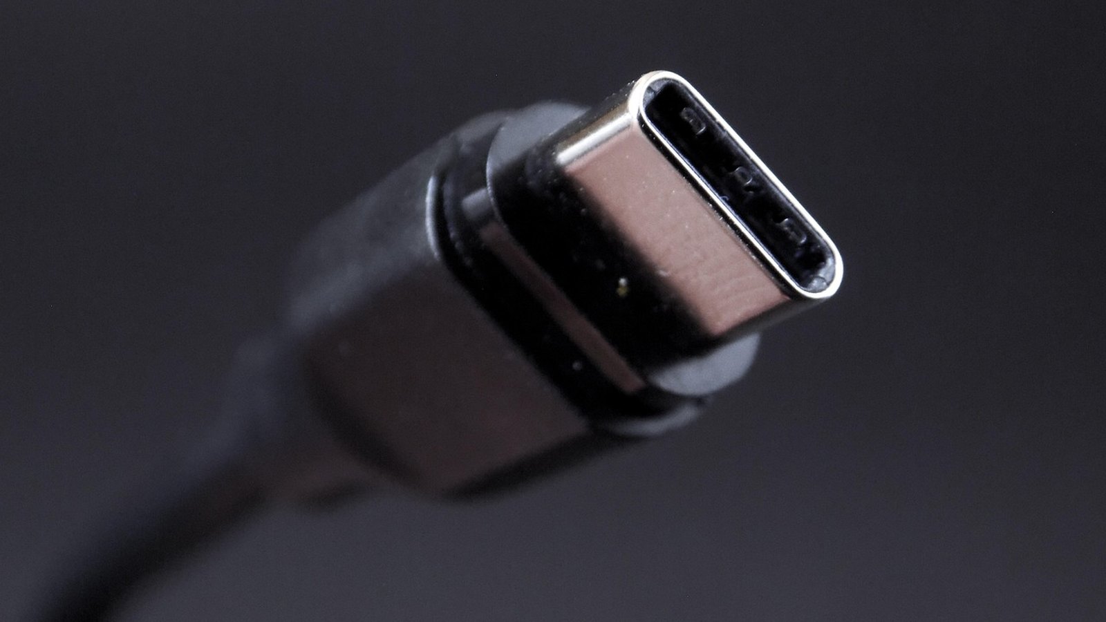 Detail konektora USB-C na čiernom kábli