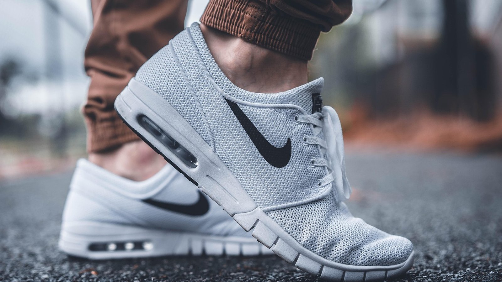Biela tenisoka Nike na nohe zblízka