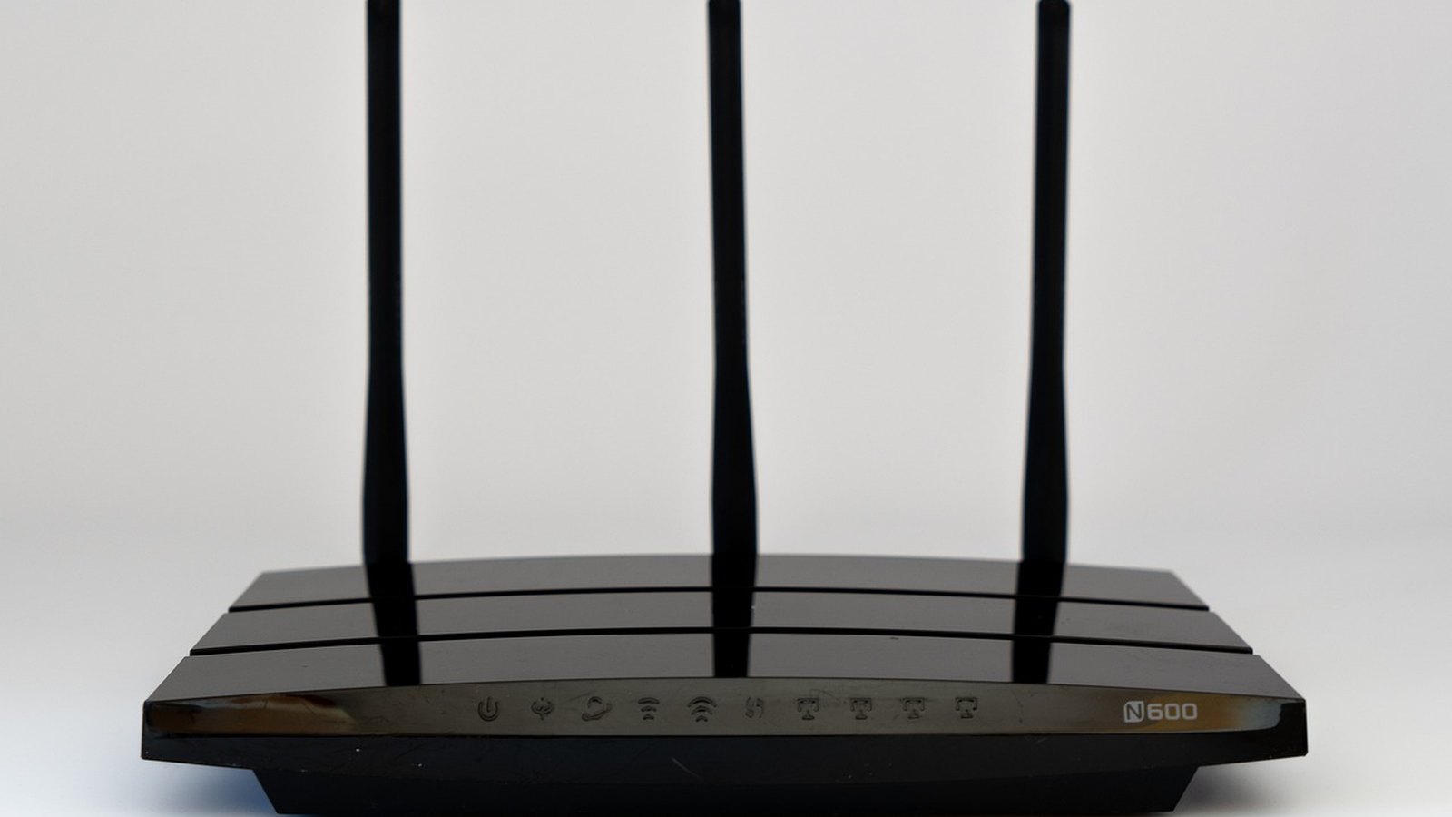 Čierny Wi-Fi router so štyrmi anténami