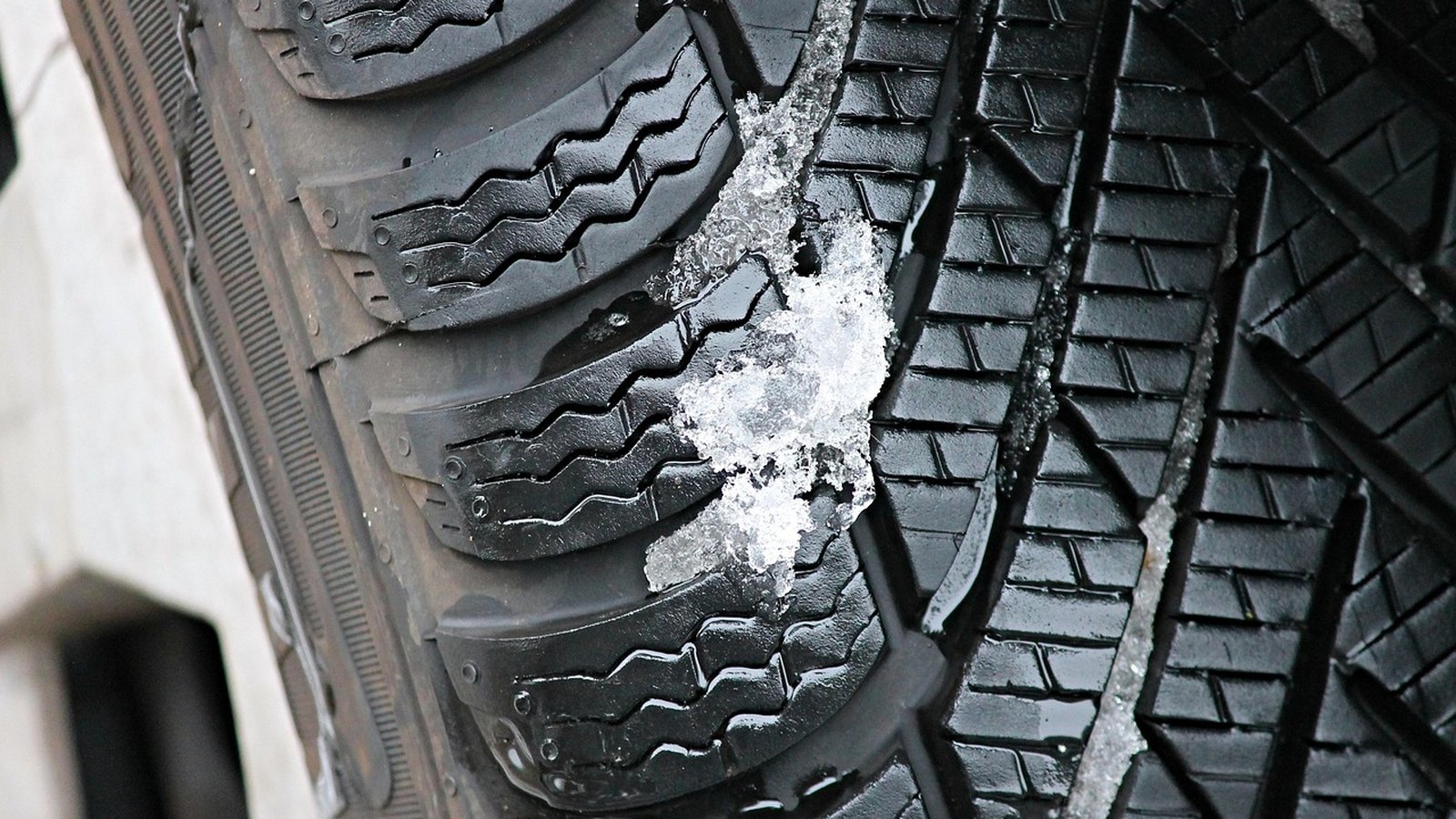 Detail dezénu zimnej pneumatiky so snehom